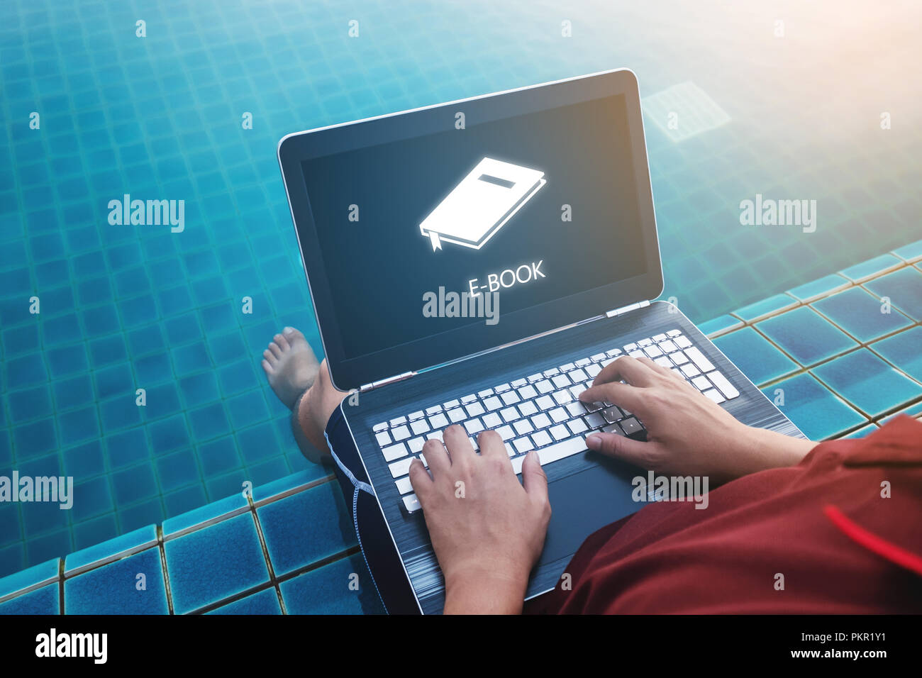 Online Bildung, e-Learning und e-book Konzept. Ein Mann mit Computer Laptop lesen e-book am Wochenende Urlaub am Pool im Sommer Stockfoto