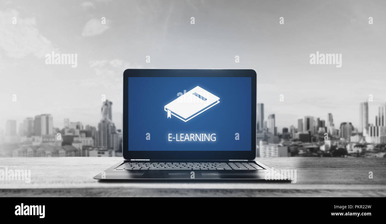 E-Book auf dem Computer Laptop und Stadt sunrise Hintergrund. Online Bildung, e-Learning und e-book-Konzept Stockfoto