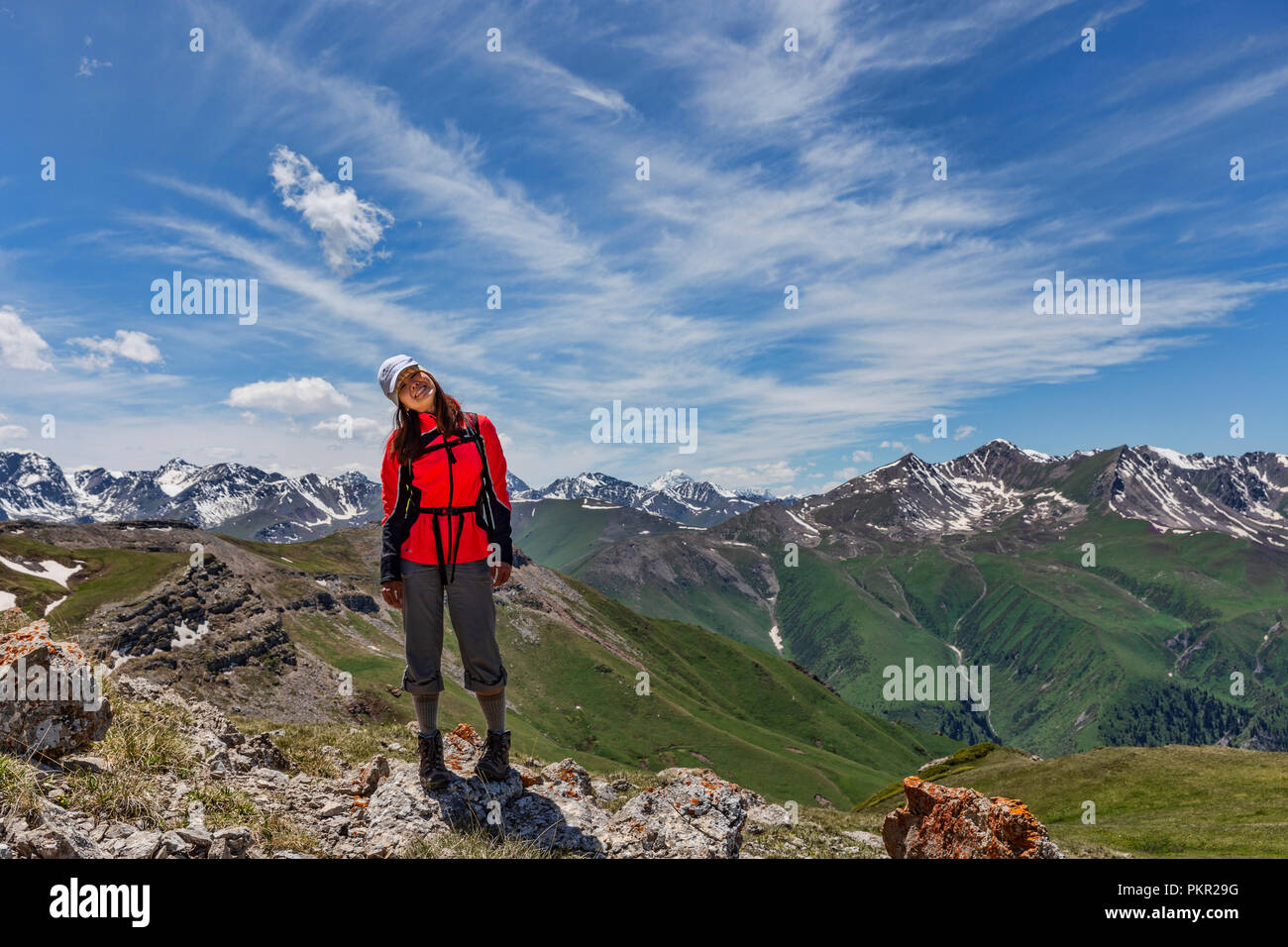 Trekker durch Terskey Ala-Too Bergkette eingerahmt, Anvar, Trek, Jyrgalan Keskenkyia Schleife, Kirgisistan Stockfoto