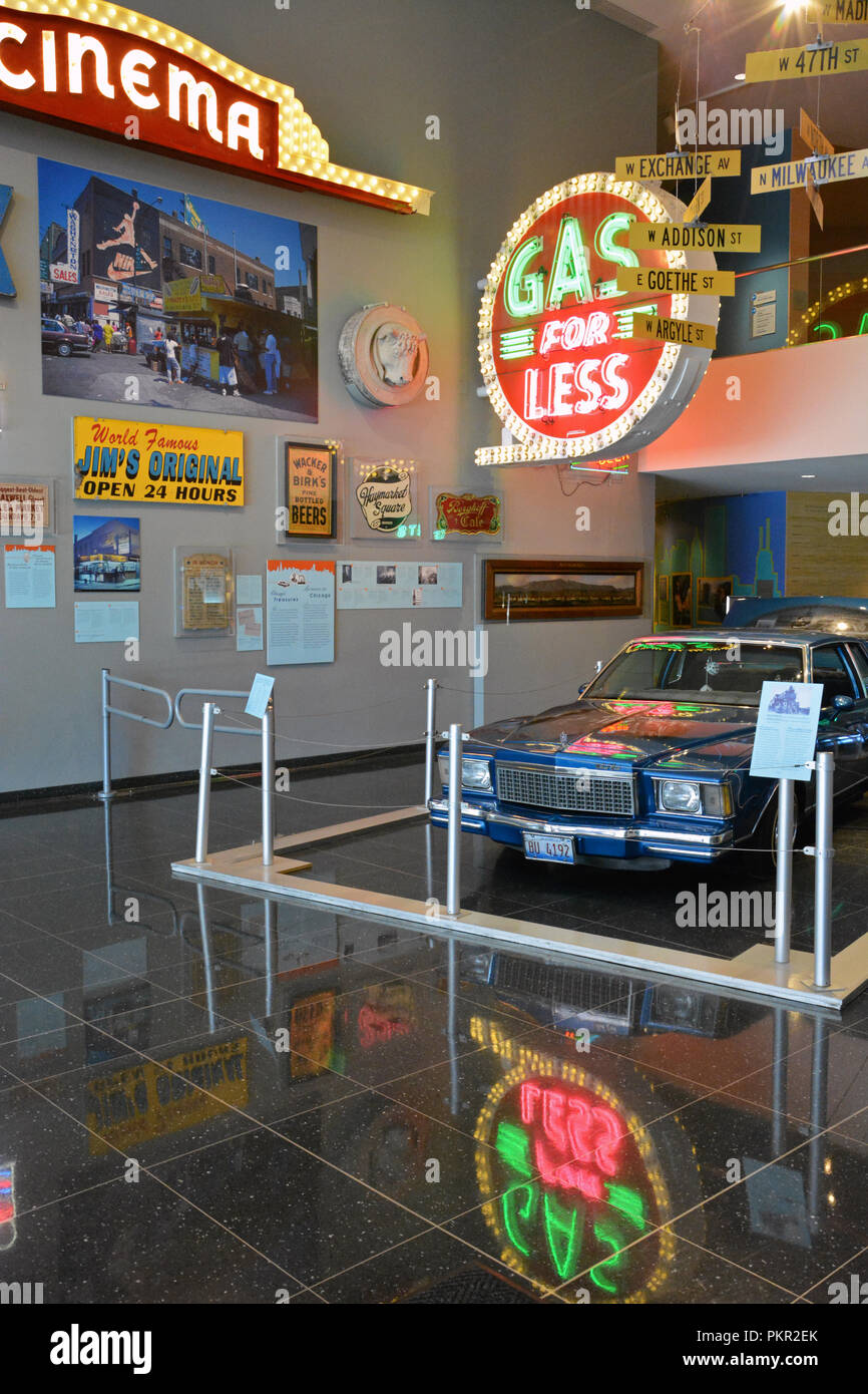 Die Lobby zum Chicago History Museum umfasst nostalgische Chicago Straßenschilder und ein 1978 Monte Carlo Low Rider. Stockfoto