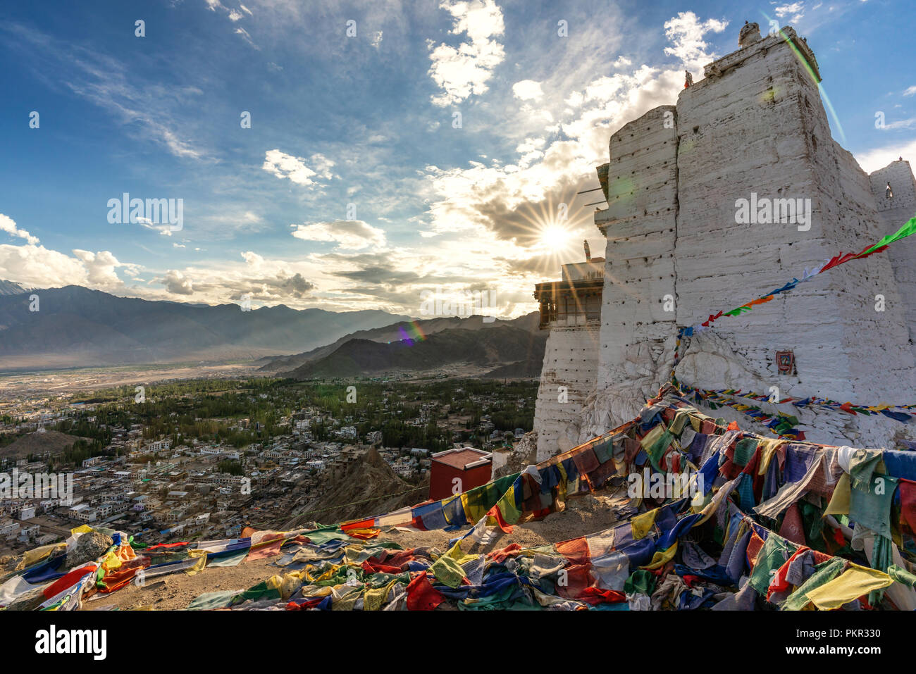 Leh, Ladakh Wahrzeichen, der berühmte Tempel und Blick auf die Stadt am Abend Stockfoto