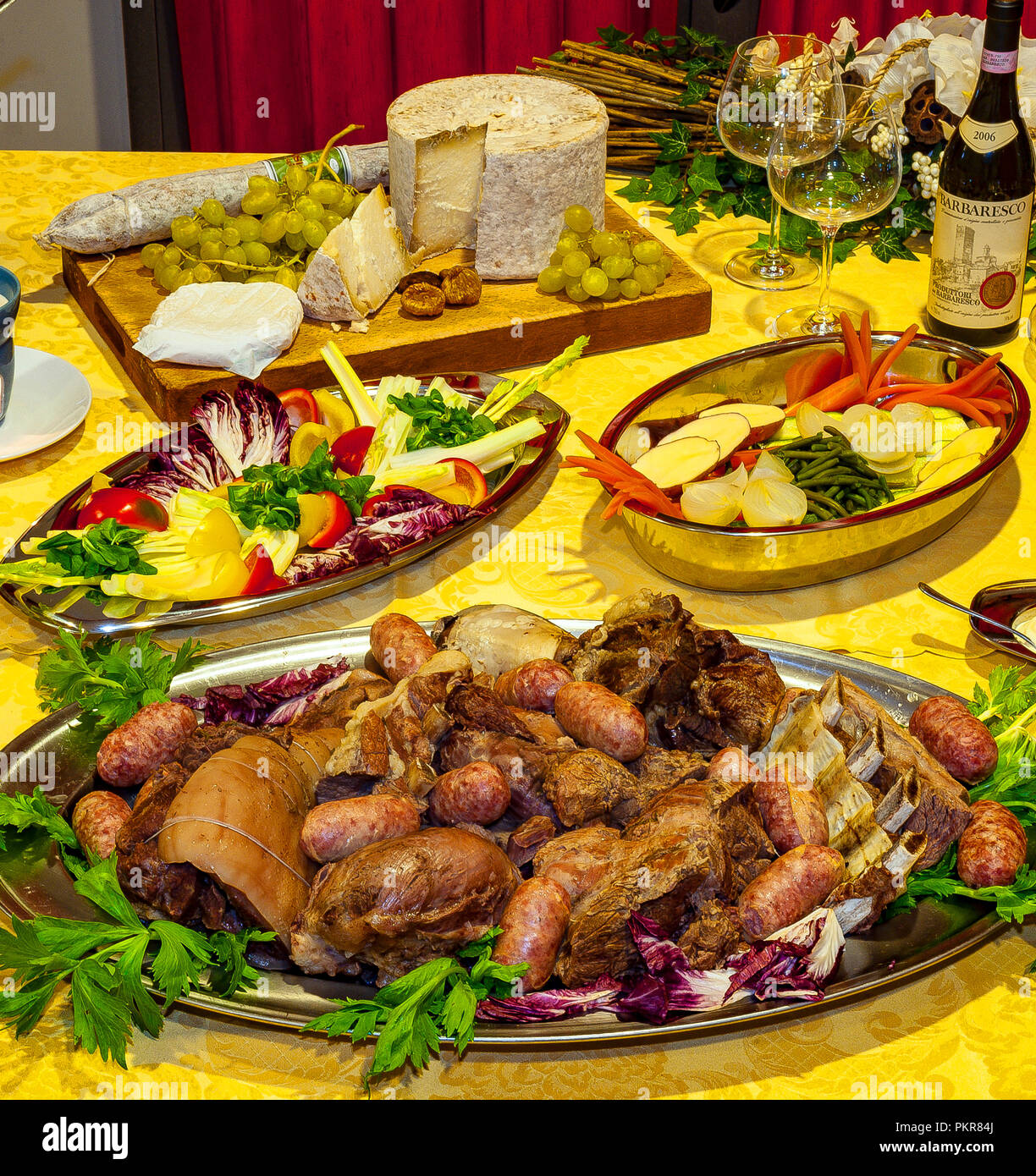 Italien Piemont - typisches Gericht gekocht alla piemontese mit verschiedenen Arten von Fleisch ausgewählt Stockfoto