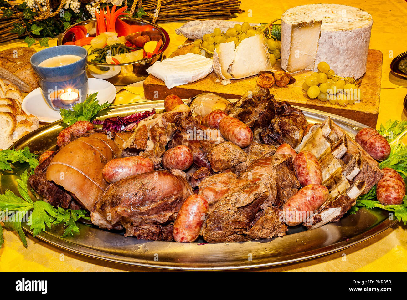 Italien Piemont - typisches Gericht gekocht alla piemontese mit verschiedenen Arten von Fleisch ausgewählt Stockfoto