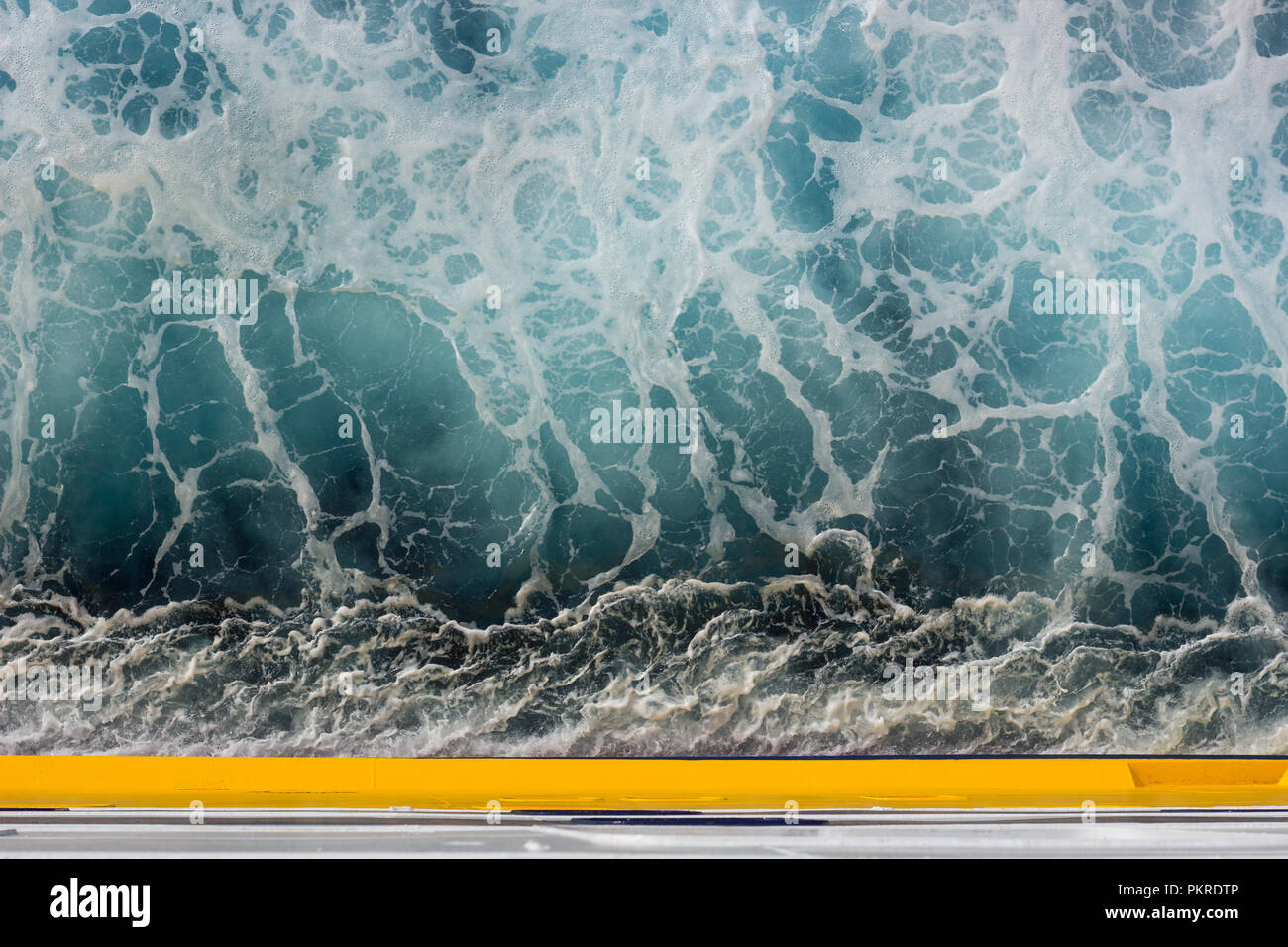 Schäumende Meer Wasser vom Deck eines Schiffes gesehen Stockfoto