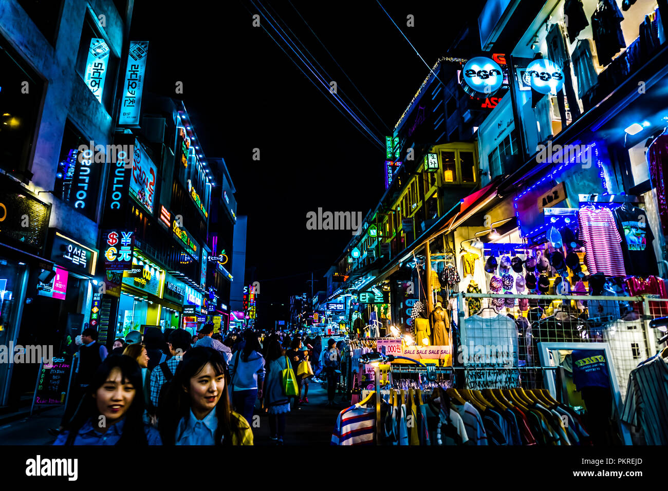 Seoul, Südkorea - 14. Mai 2017: Grosse Masse von Touristen und Einheimischen sind Einkaufs- und Walking In hongdae Street Market in der Nacht. Die Stimmung ist fantastisch. Stockfoto