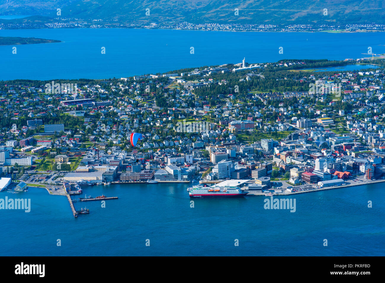 Tromsø, Norwegen - 28. AUGUST 2018: Gleitschirm fliegen über Tromso - berühmte norwegische Stadt nördlich des Polarkreises Stockfoto