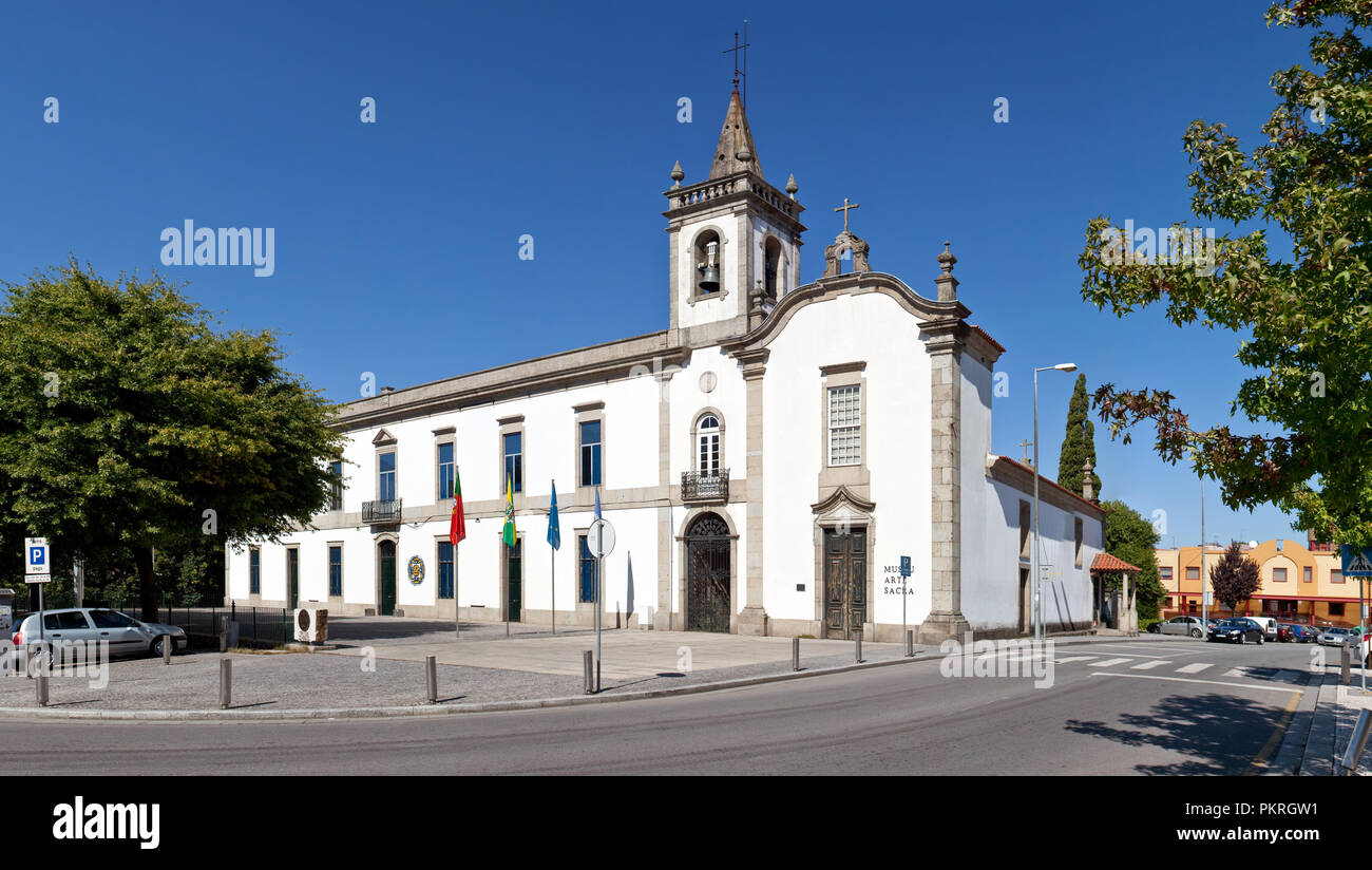 Vila Nova de Famalicao, Portugal - September 06, 2017: Lapa Kapelle - ein Museum für Sakrale Kunst (rechts), und dem Lusiada Universität Zweig (links) Stockfoto