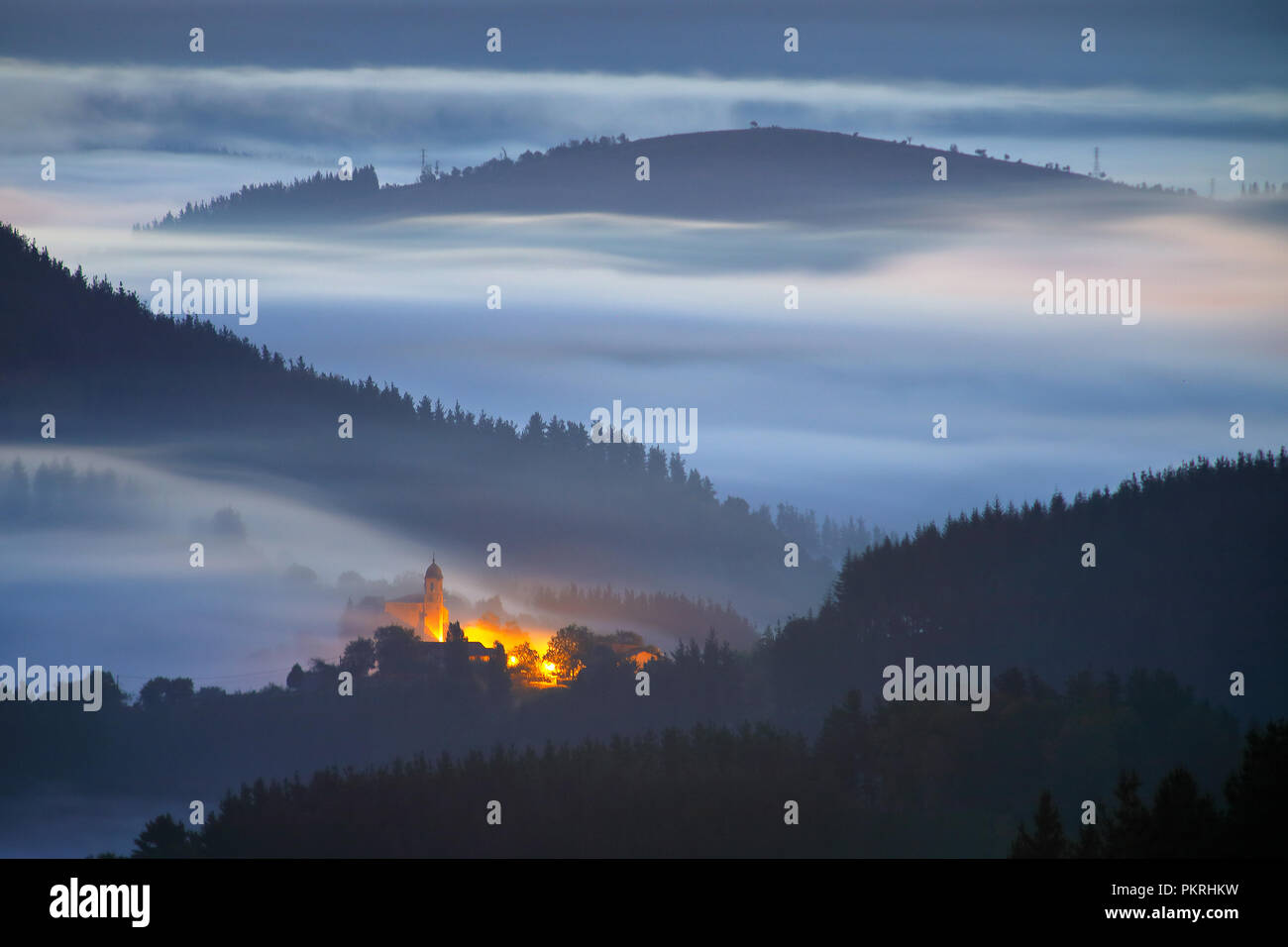 Erstaunlich Sonnenaufgang über Aramaio Tal (Alava, Baskenland) Stockfoto
