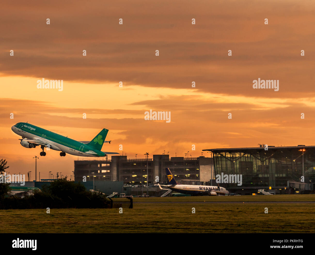 Cork, Irland. 04. August 2017. Am frühen Morgen Flug Aer Lingus EI 866 nach Barcelona zieht bei Sonnenaufgang vom Flughafen Cork, Irland. Stockfoto