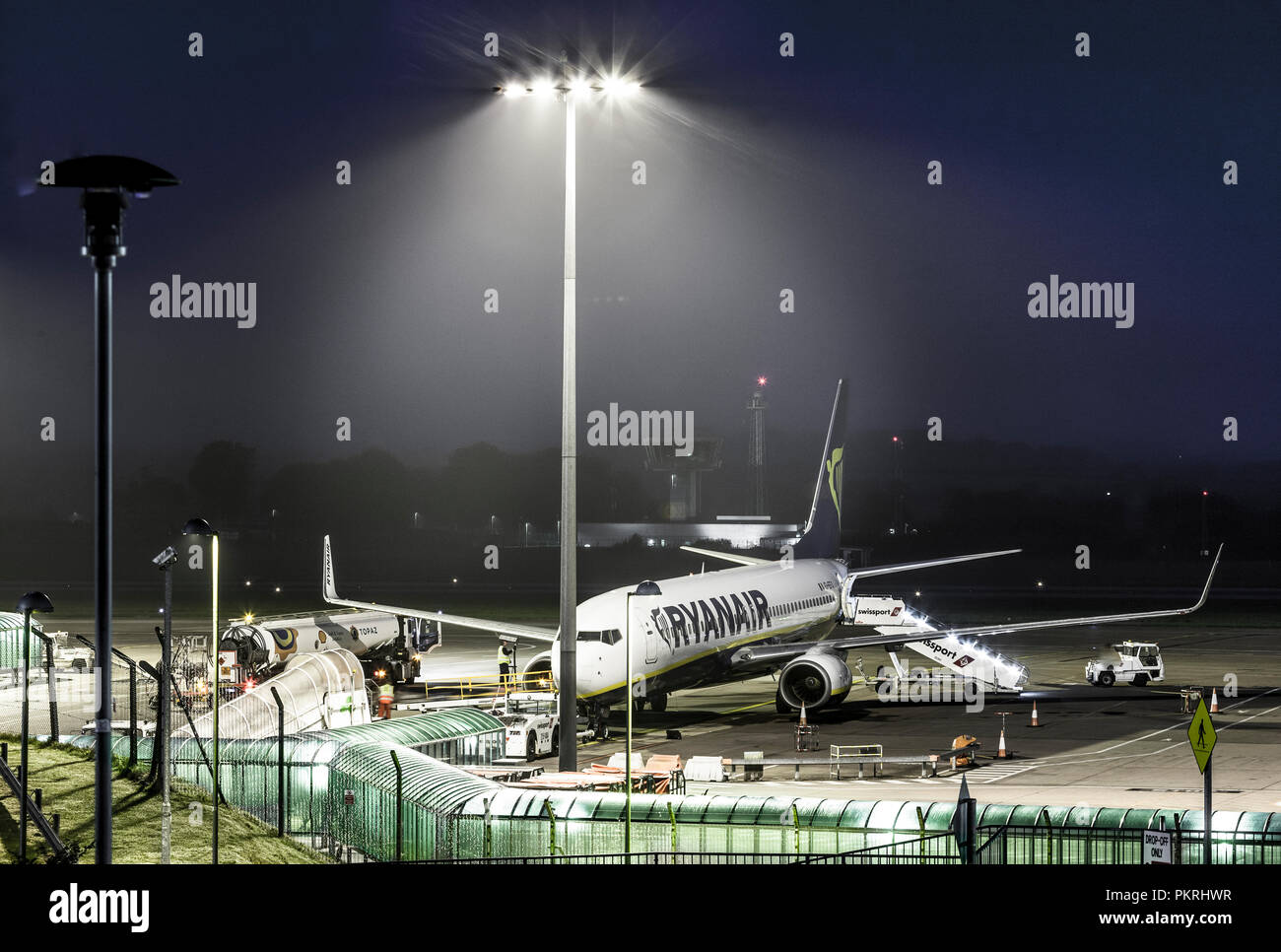 Cork, Irland. 26 August, 2017. Ryanair Boeing 737 am Stand am Flughafen von Cork betankt für einen frühen Flug am Morgen nach London Stansted, Stockfoto