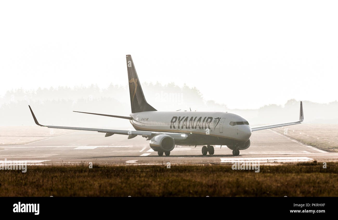 Cork, Irland. 11. Juli 2018. Ryanair Boeing 737 Rollen auf die Piste 16/34 in der Vorbereitung für einen Flug nach Lanzarote vom Cork Flughafen nehmen, Stockfoto