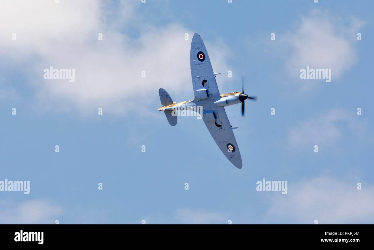 BBMF Supermarine Spitfire LF.IXc 'MK 356/QJ-3' an der Royal International Air Tattoo 2018 fliegen mit einem neuen Desert Camo, 92 Squadron Stockfoto