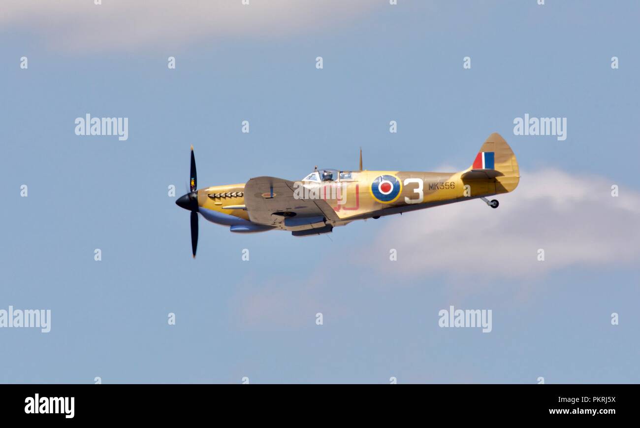 BBMF Supermarine Spitfire LF.IXc 'MK 356/QJ-3' an der Royal International Air Tattoo 2018 fliegen mit einem neuen Desert Camo, 92 Squadron Stockfoto
