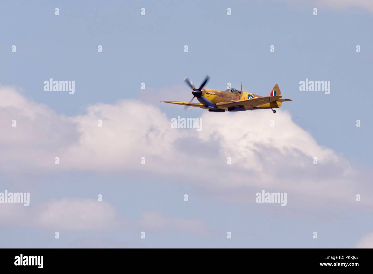 BBMF Supermarine Spitfire LF.IXc 'MK 356/QJ-3' an der Royal International Air Tattoo 2018 fliegen mit einem neuen Desert Camo, 92 Squadron Stockfoto