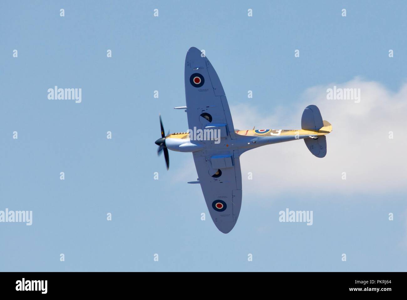 BBMF Supermarine Spitfire LF.IXc 'MK 356/QJ-3' an der Royal International Air Tattoo 2018 fliegen mit einem neuen Desert Camo, 92 Squadron Stockfoto