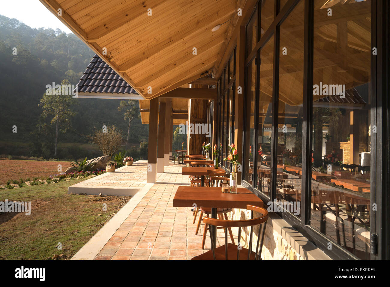 Bild von La Eine öko-Tourismus Seite unter einer Tal von da Nghit Gemeinde gelegen, Lac Duong Bezirk, Dalat. Dies ist ein toller Ort für eine Hochzeitsreise zu genießen Stockfoto