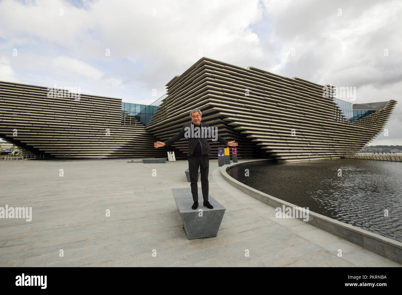 Japanischen Architekten Kengo Kuma Bild außerhalb des V&A design museum, Dundee, Schottland. Stockfoto