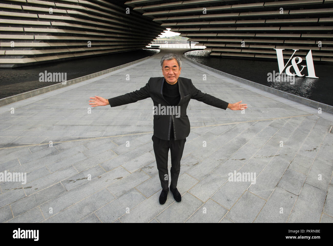 Japanischen Architekten Kengo Kuma Bild außerhalb des V&A design museum, Dundee, Schottland. Stockfoto