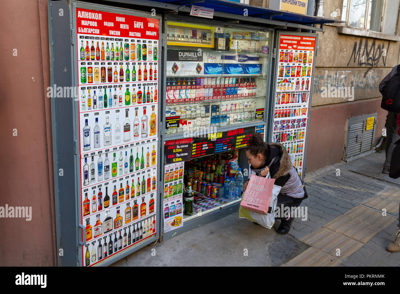 Straße aus Lizenz-/Liqueur Store und Zigarettenanzünder Steckdose auf einer Straße in Sofia, Bulgarien. Stockfoto