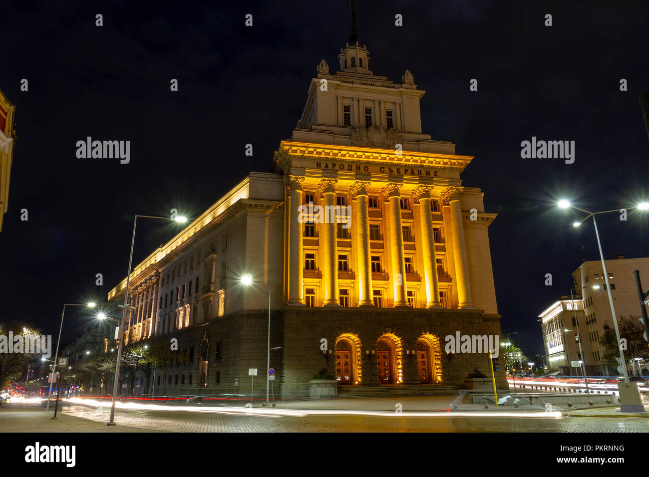Allgemeine Ansicht der Pl. Nezavisimost mit der ehemaligen Kommunistischen Partei Haus, Teil der Largo in der Nacht in Sofia, Bulgarien. Stockfoto