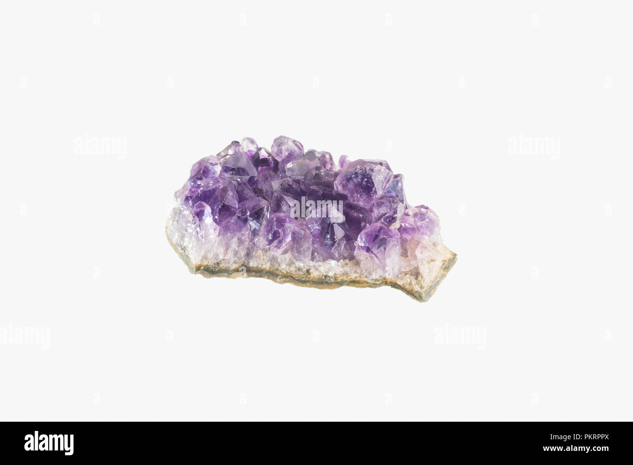 Amethyst druse isoliert. Lila amethyst Kristalle. Stockfoto