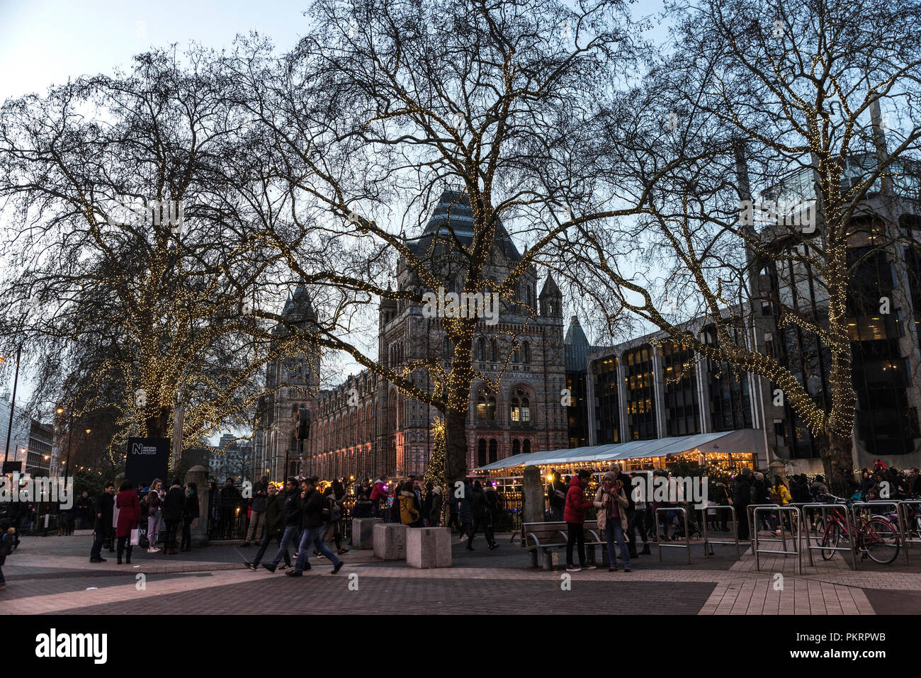 London, Großbritannien - 3. Januar 2018: Die Fassade des Natural History Museum mit Menschen zu Fuß und Weihnachtsdekoration in London, England, United Kin Stockfoto