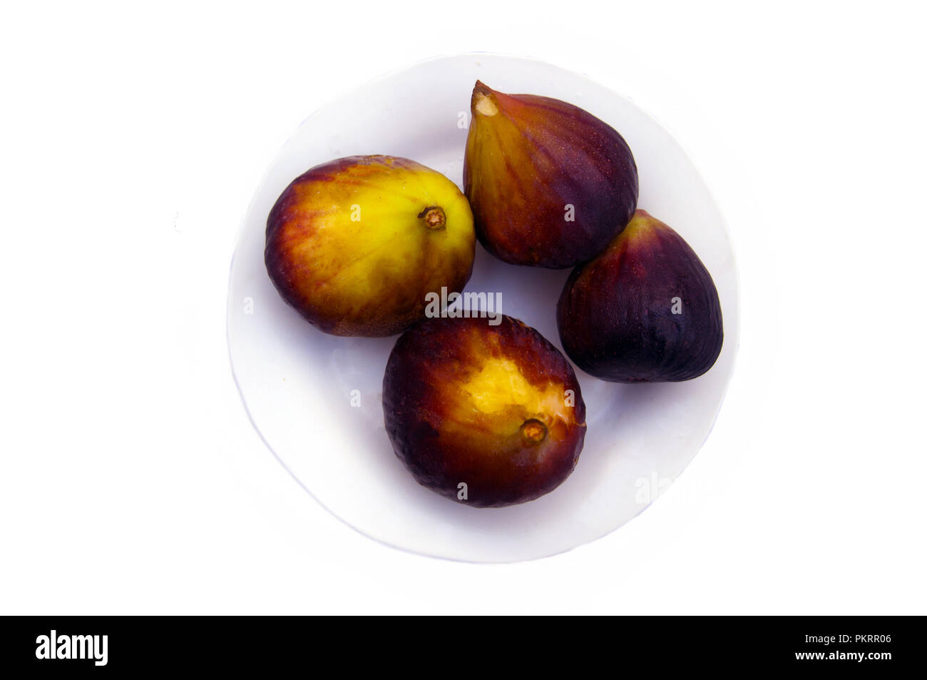 Vier großen violetten und gelben Feigen im weißen Hintergrund Stockfoto