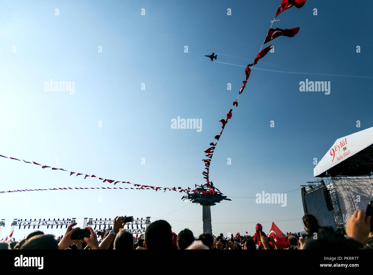 Izmir, Türkei - September 9, 2018. Republikanische Baum mit Fahnen und Leute mit Solo Turk Air Show. Zur Feier der Unabhängigkeit Tag der Iz Stockfoto