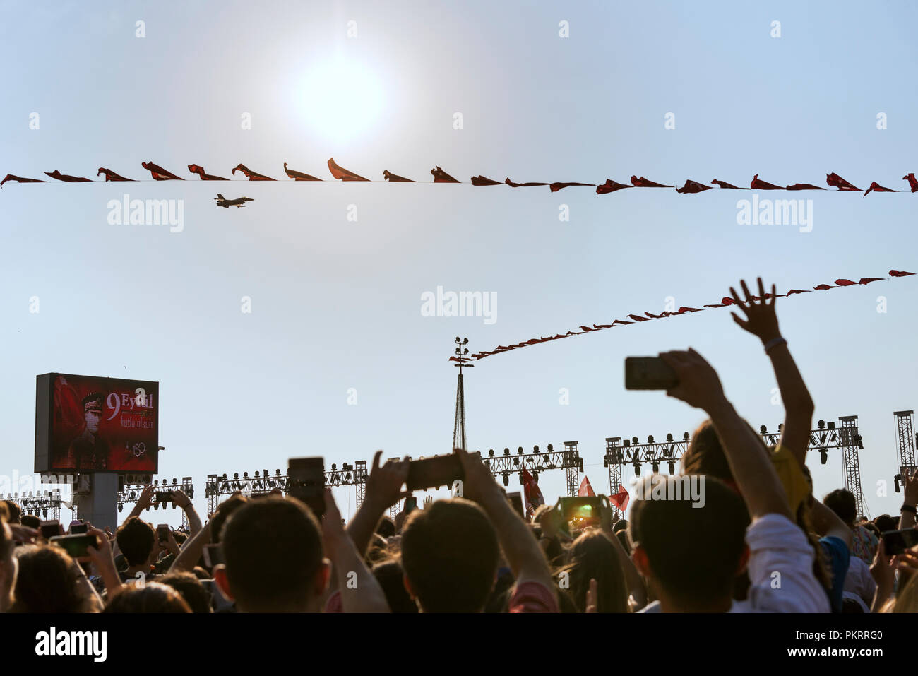 Izmir, Türkei - September 9, 2018. Republikanische Baum mit Fahnen und Leute mit Solo Turk Air Show. Zur Feier der Unabhängigkeit Tag der Iz Stockfoto