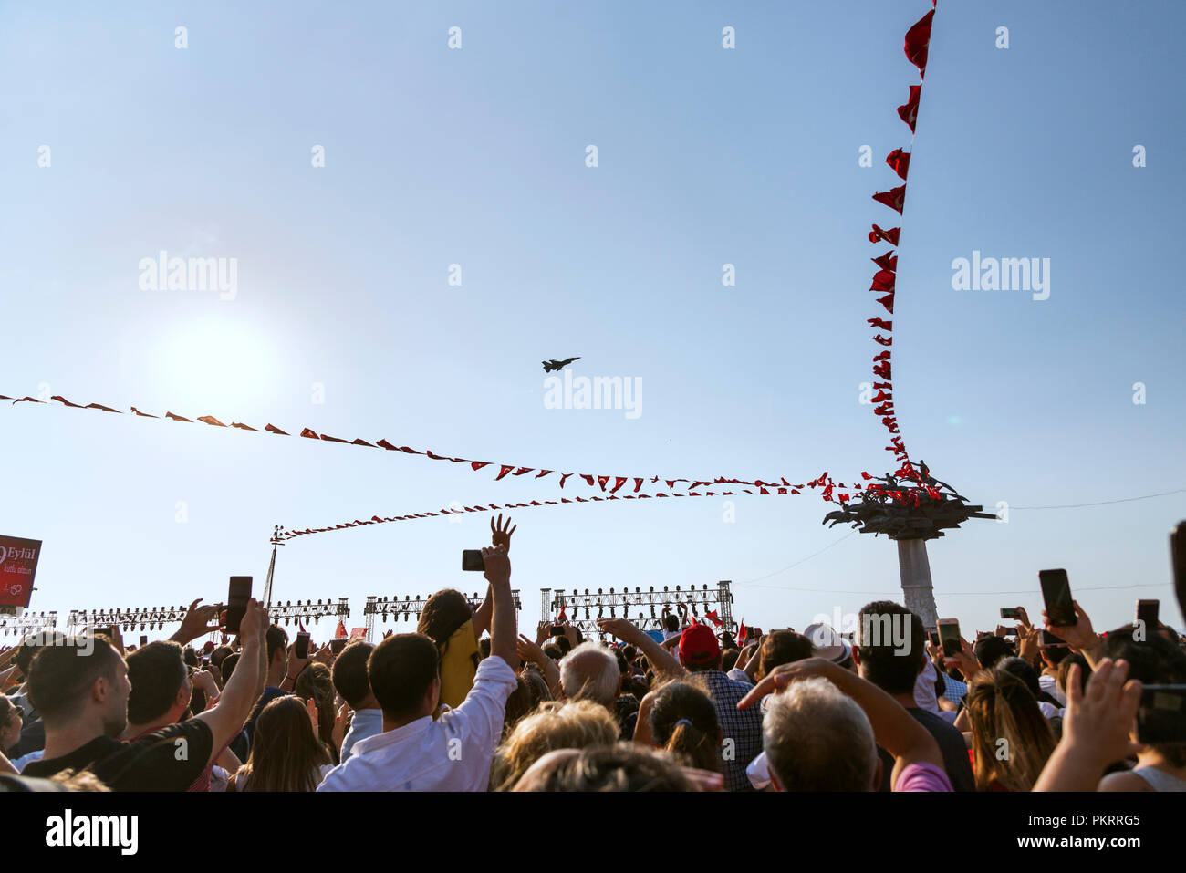 Izmir, Türkei - September 9, 2018. Republikanische Baum mit Fahnen und Leute mit Solo Turk Air Show. Zur Feier der Unabhängigkeit Tag der Iz Stockfoto