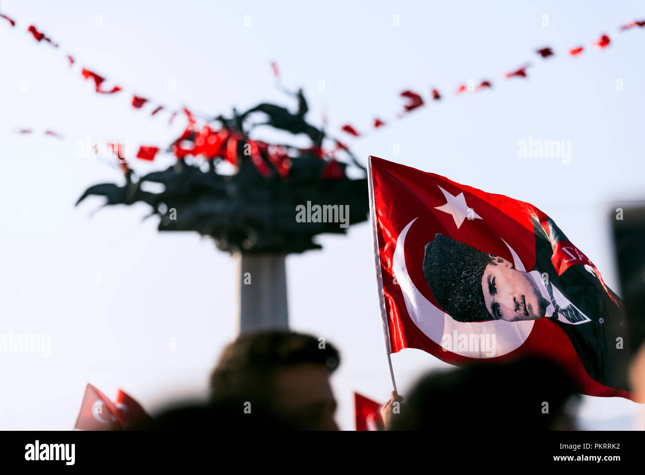 Izmir, Türkei - September 9, 2018. Republikanische baum Skulptur und Menschen mit Air Show und überfüllt, Menschen mit türkischen Flaggen. Stockfoto