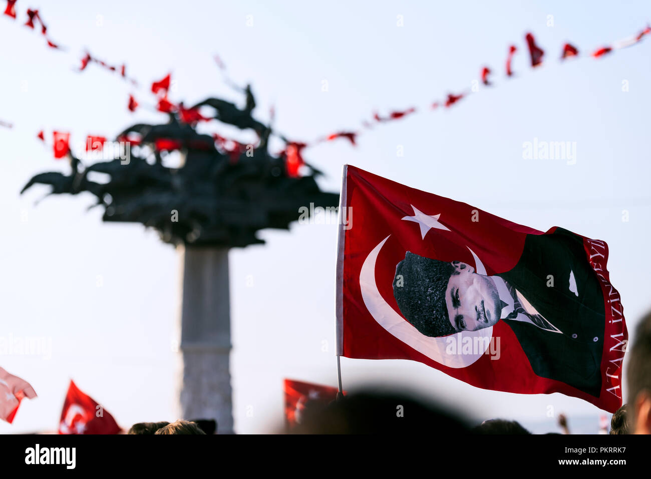 Izmir, Türkei - September 9, 2018. Republikanische baum Skulptur und Menschen mit Air Show und überfüllt, Menschen mit türkischen Flaggen. Stockfoto