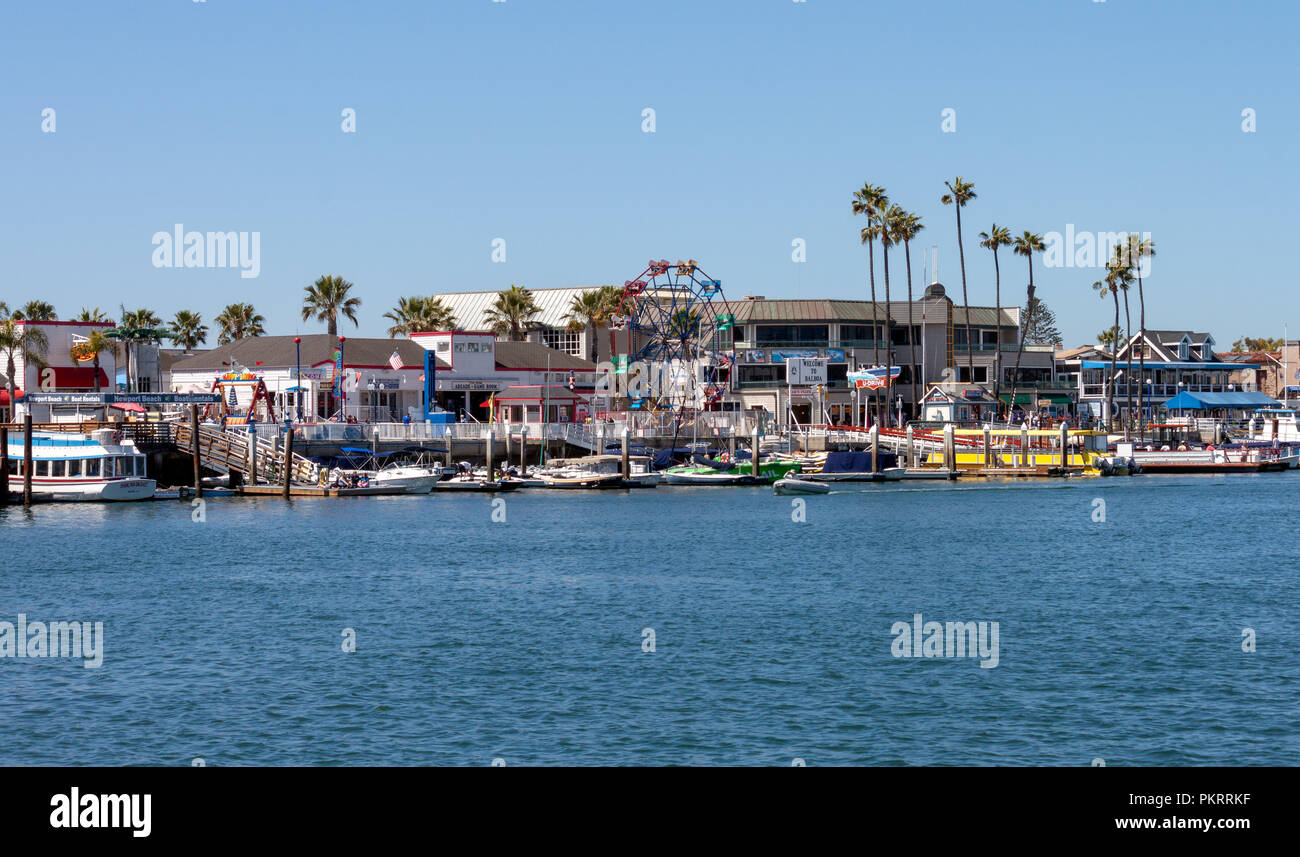 Balboa Fun Zone auf Newport Halbinsel in Newport Beach in Kalifornien gesehen von der Bucht auf einem sonnigen Frühling 2918 Stockfoto