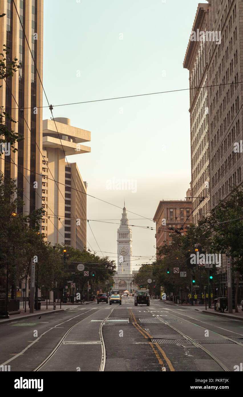 San Francisco Market Street in Downtown, mit Blick auf das Ferry Building, Kalifornien, USA, am frühen Sonntag Morgen. Stockfoto