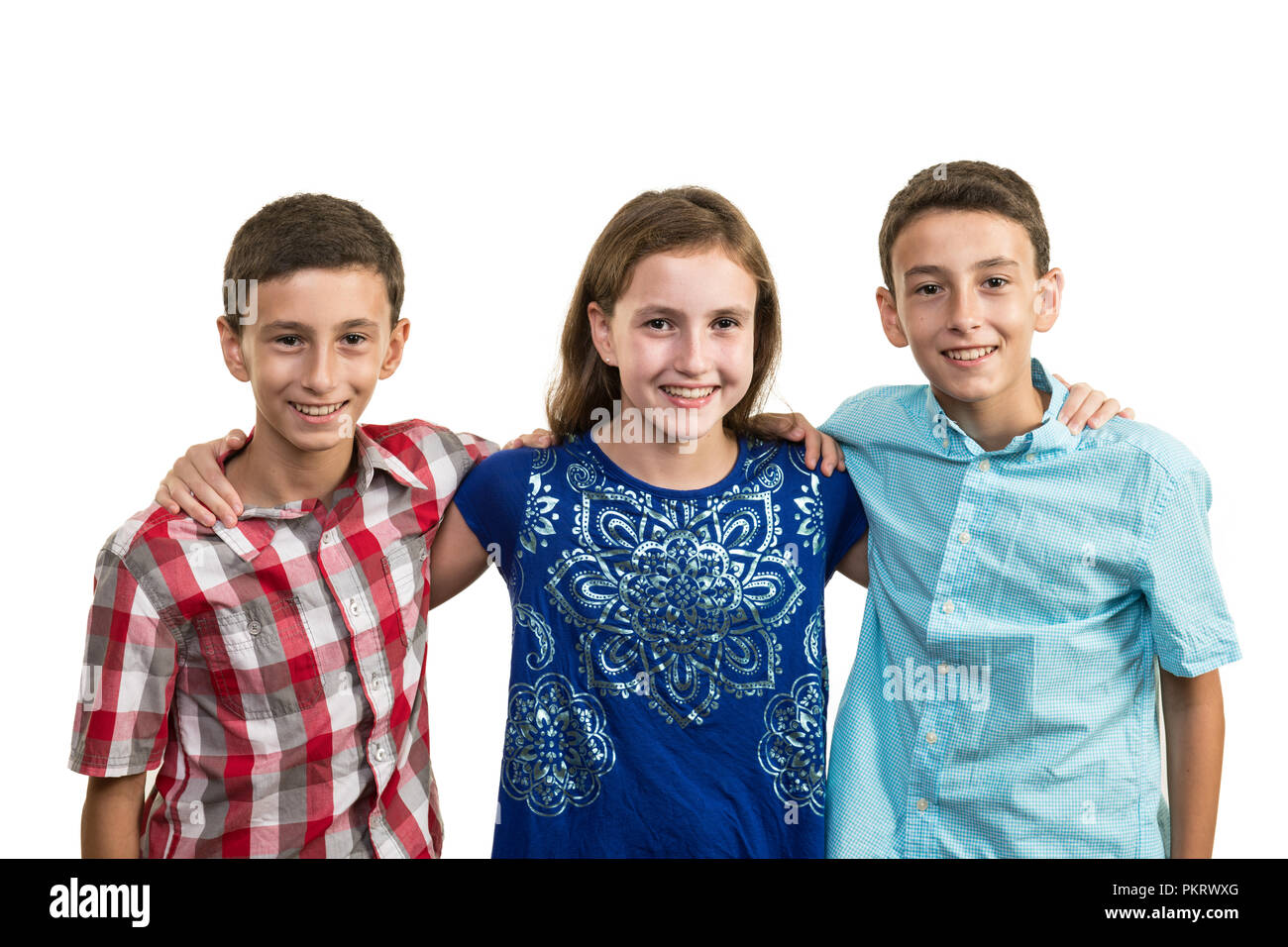 Tweenager Dreibett-, zwei Brüder und eine Schwester, die glücklich isoliert auf Weiss mit Freistellungspfad in allen Größen. Stockfoto