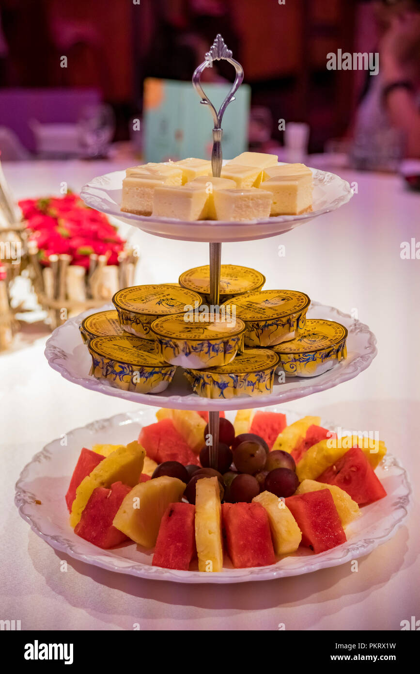 Nahaufnahme von köstlichen 3-tier Dessert mit Käse Kuchen, Eis und Obst aßen in Taipei, Taiwan Stockfoto