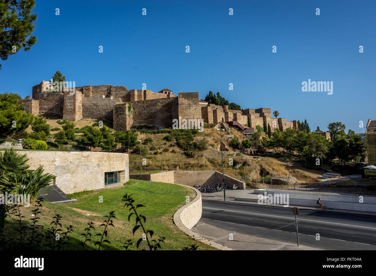 Castillo de Gibralfaro (Alcazaba de Malaga), Malaga, Costa del Sol, Spanien, Europa an einem hellen Sommertag mit blauem Himmel Stockfoto
