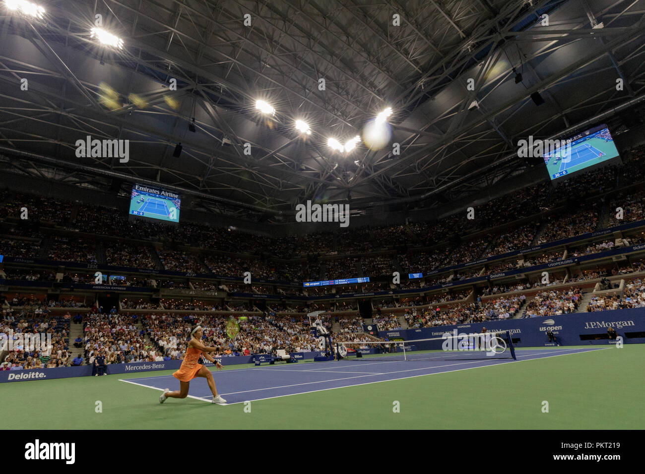 Blick auf den Hof von Serena Williams (USA) VS Aliaksandra Sasnovich (BLR) im Halbfinale der Frauen - Finale der US Open Tennis 2018. Stockfoto