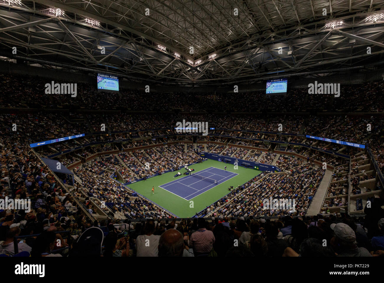 Blick auf den Hof von Serena Williams (USA) VS Aliaksandra Sasnovich (BLR) im Halbfinale der Frauen - Finale der US Open Tennis 2018. Stockfoto
