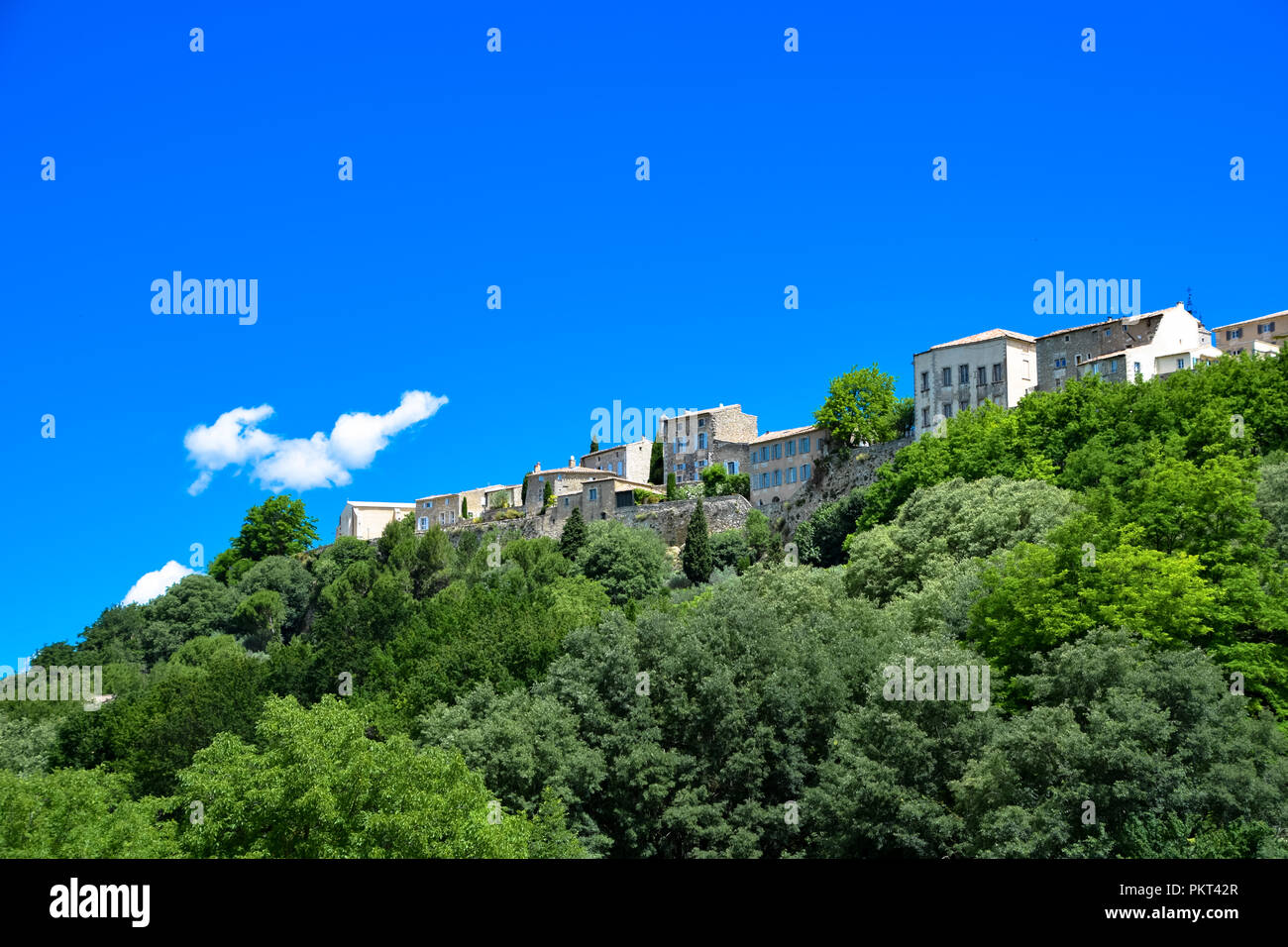 Blick auf das Bergdorf von Menerbes im Luberon Region Provence, Frankreich Stockfoto