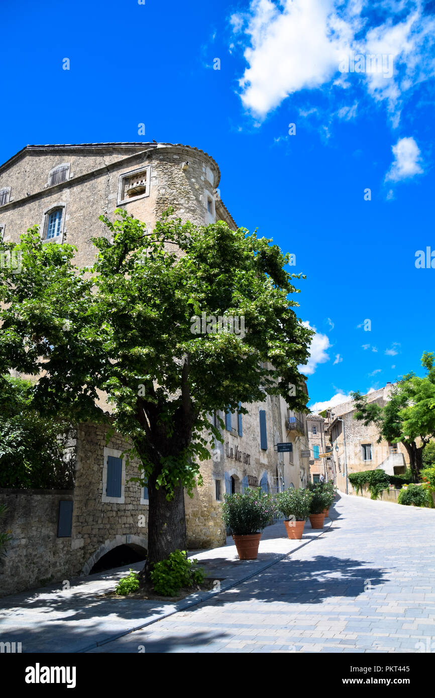 Straßen, Geschäfte, und die Architektur des Dorfes Ménerbes im Luberon, Provence, Frankreich Stockfoto