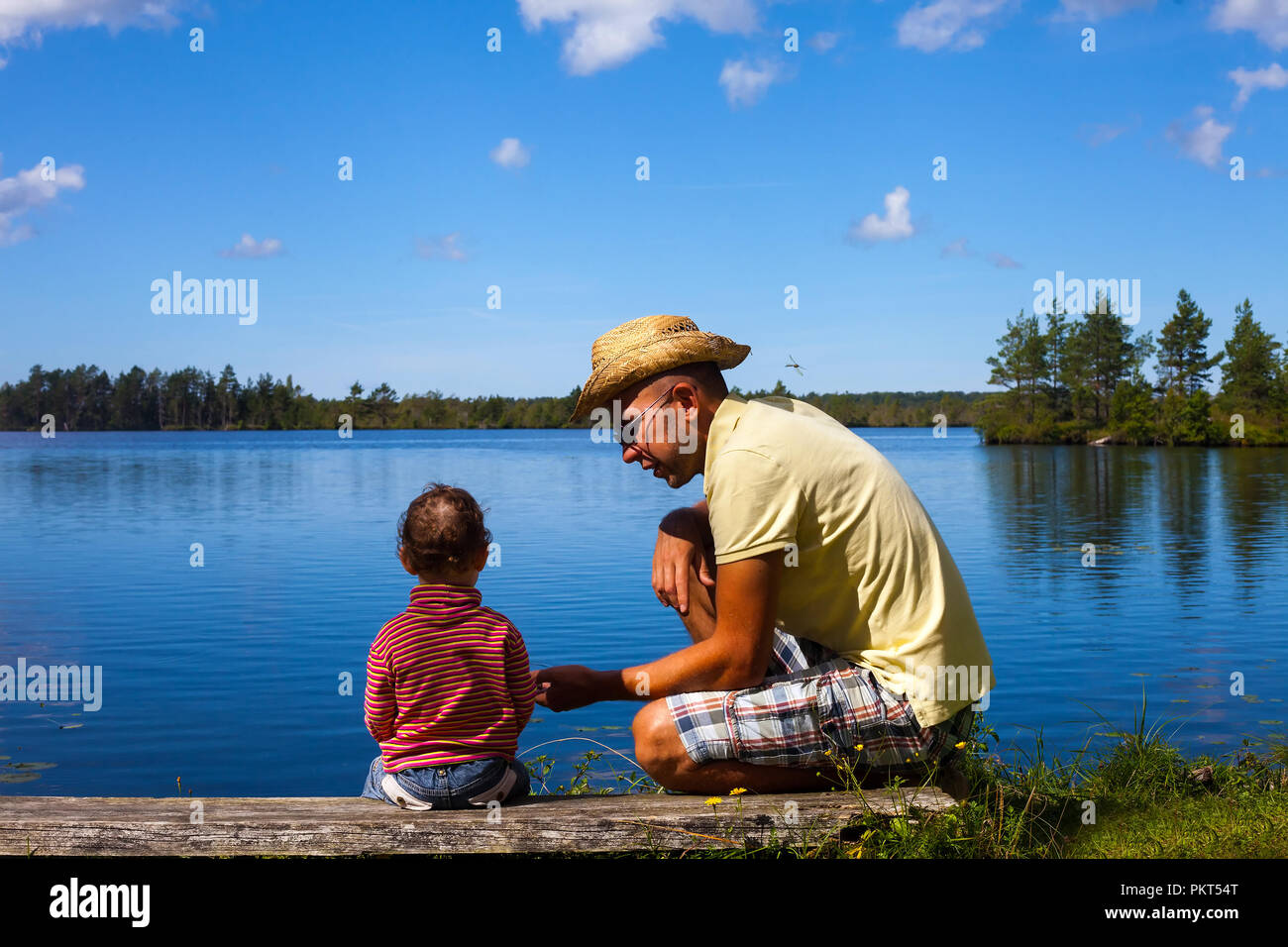 Vater und Kind am See - Begriff der Vaterschaft Stockfoto