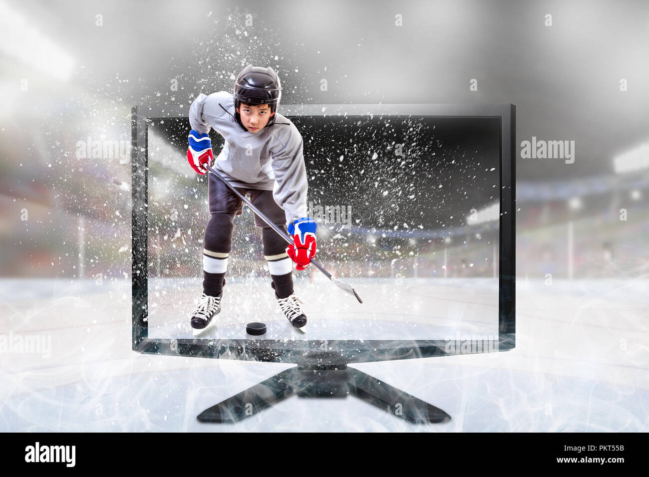 Junior Ice Hockey Player im Leistungssport Getriebe innen stehend Hell outdoor Stadium am TV-Monitor leuchtet. Konzept der realistischen 3D-Fernseher Stockfoto