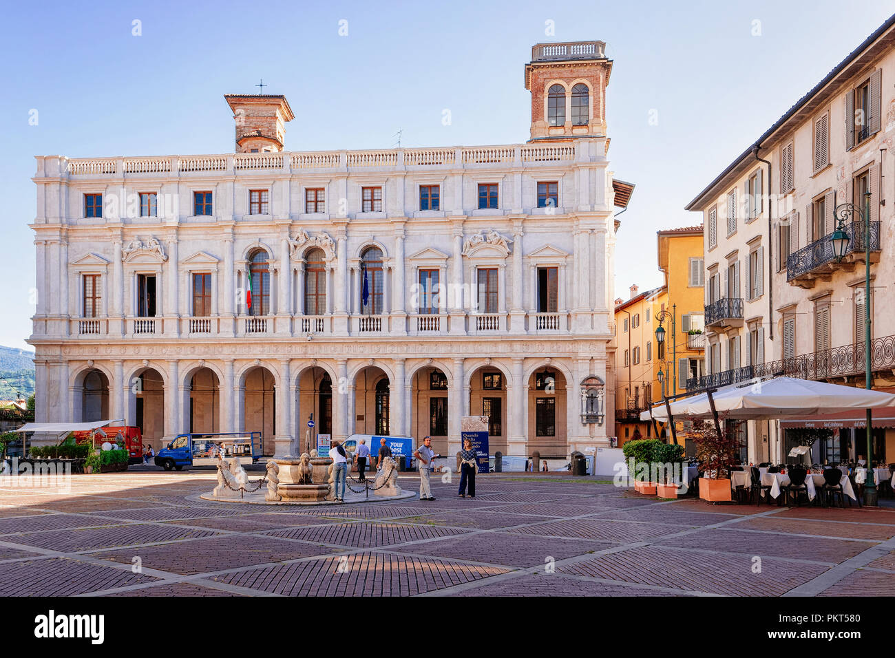 Bergamo, Italien - 23 August 2016: Palazzo Vecchia Square und Bibliothek Biblioteca Civica Angelo Mai in Bergamo in der Oberen Stadt in der Lombardei in Italien Stockfoto
