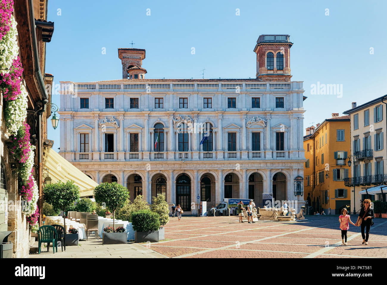 Palazzo Vecchia Square und Bibliothek Biblioteca Civica Angelo Mai in Bergamo in der Oberen Stadt in der Lombardei in Italien Stockfoto