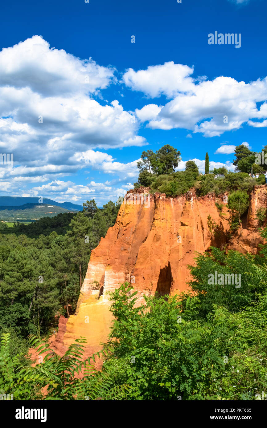 Die atemberaubende ockerfarbenen Felsformationen in der Nähe des Dorfes Roussillon im Vaucluse / Luberon in der Provence, Frankreich Stockfoto