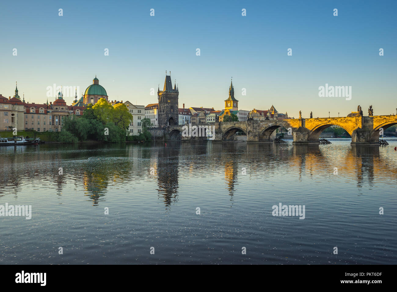 Prag City Skyline mit Charles Brücke in der Tschechischen Republik. Stockfoto