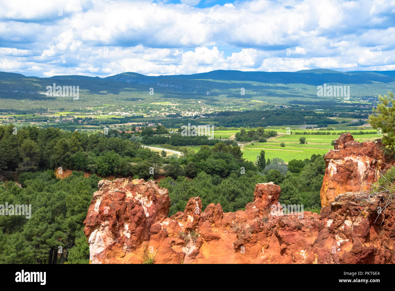 Die einzigartige, ockerfarbenen Klippen und schönen Landschaft um das Dorf Roussillon Vaucluse / Luberon, Provence, Frankreich Stockfoto