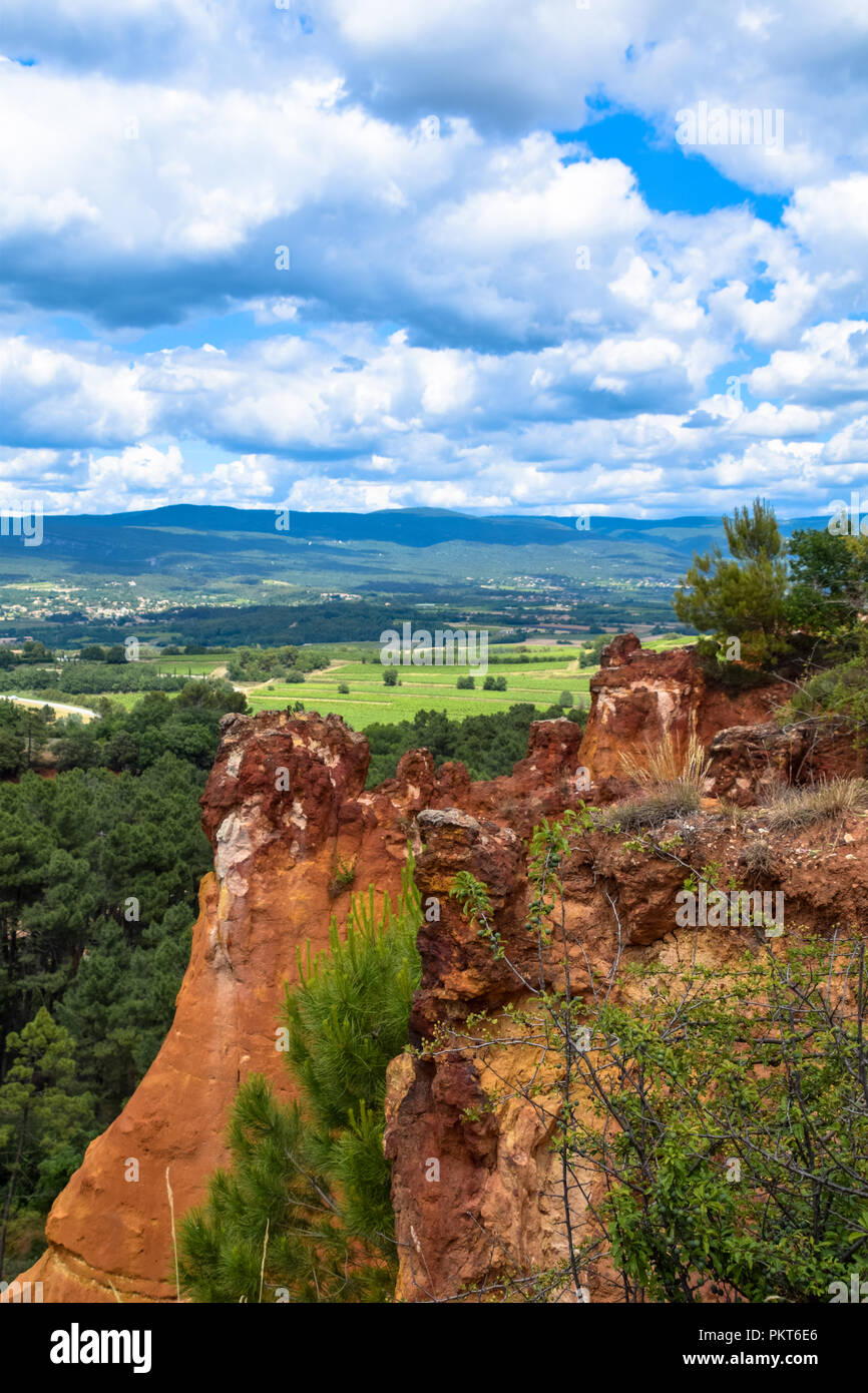 Die einzigartige, ockerfarbenen Klippen und schönen Landschaft um das Dorf Roussillon Vaucluse / Luberon, Provence, Frankreich Stockfoto