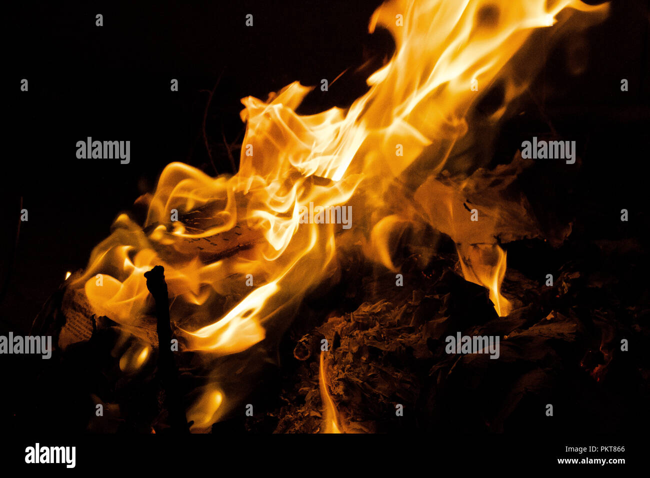 Dies ist gelb orange Fire brennendes Papier Stockfoto